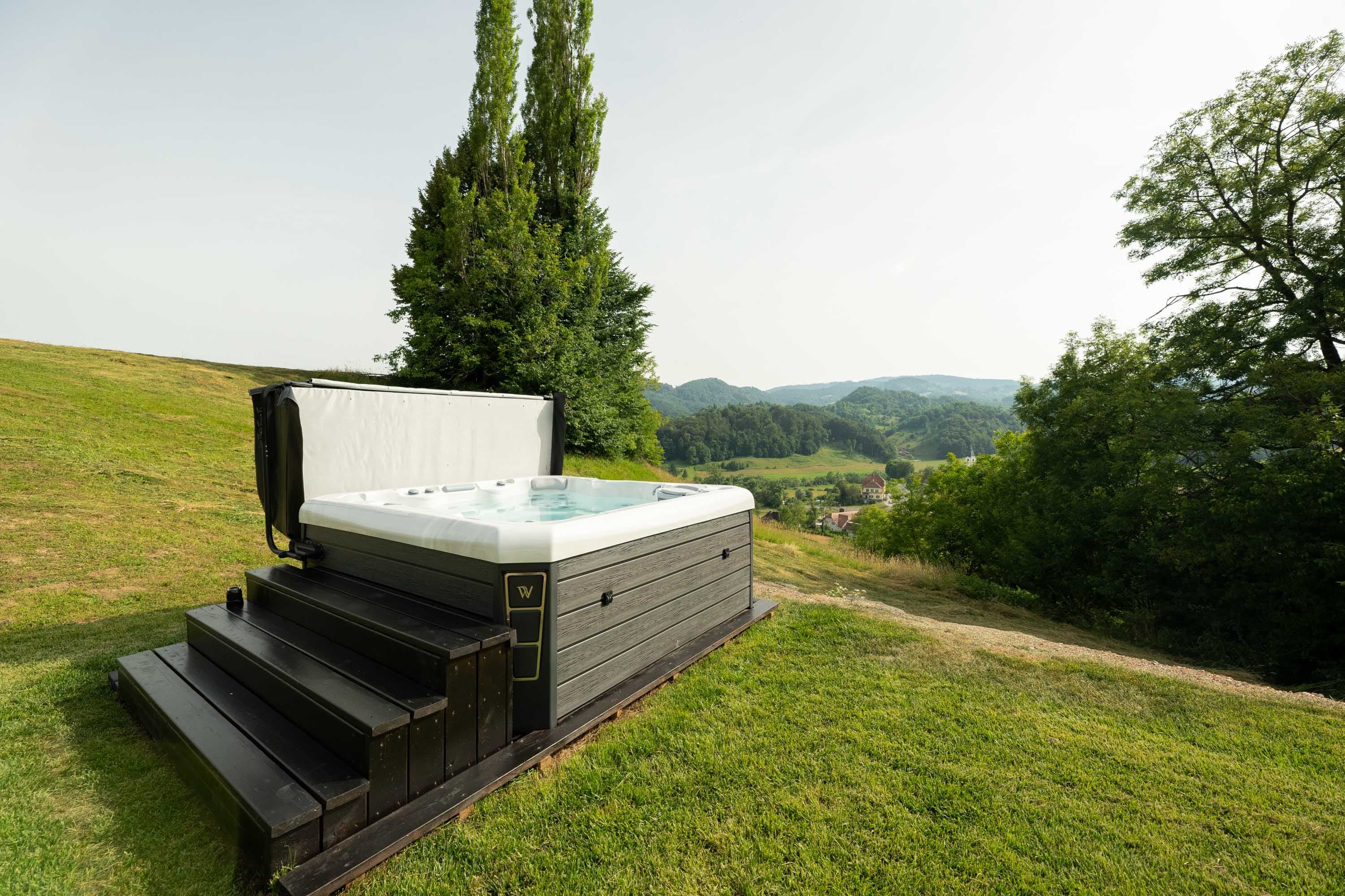 Outdoor-Whirlpool mit Blick über die Hügel
