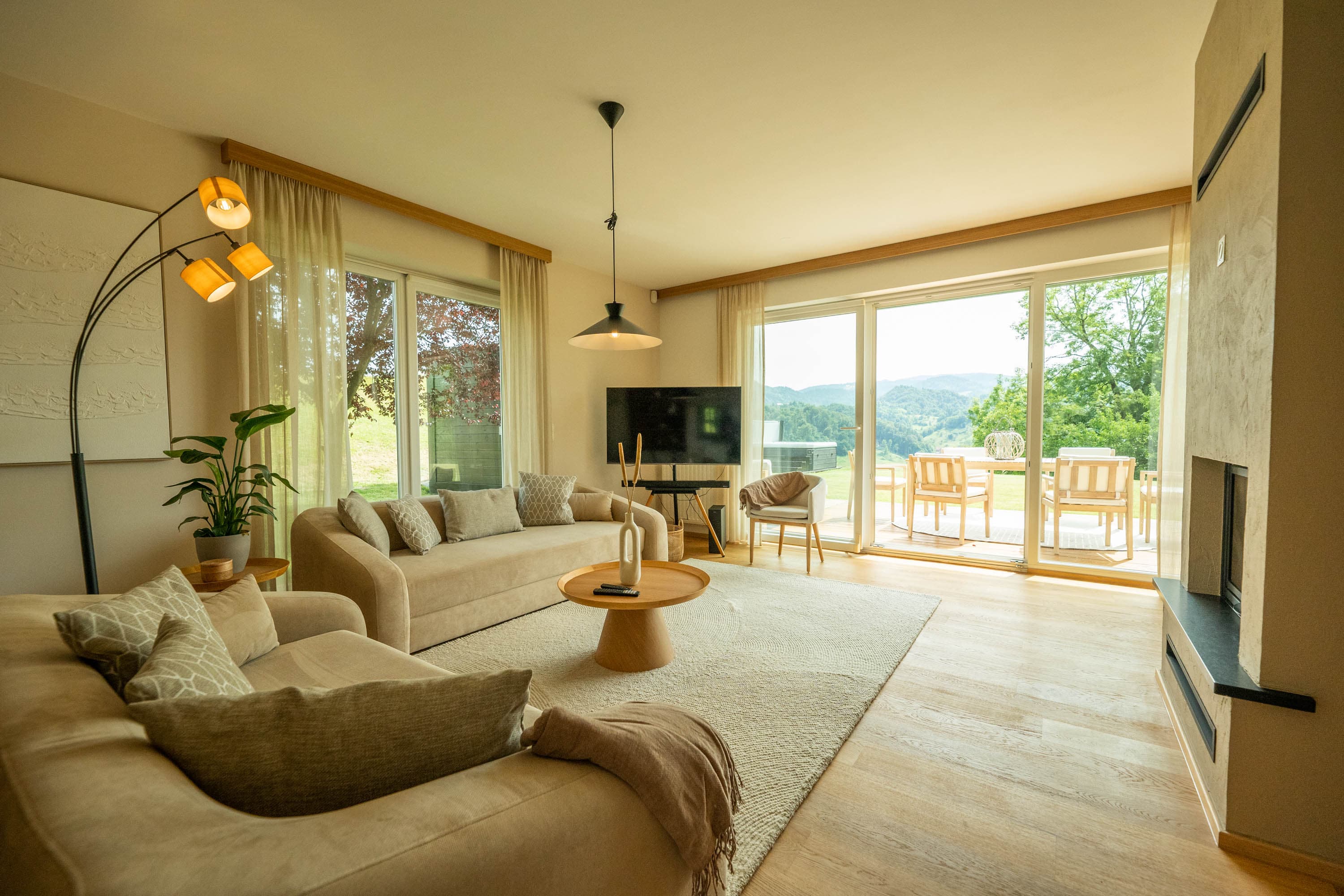 Wohnzimmer mit Kamin & Talblick