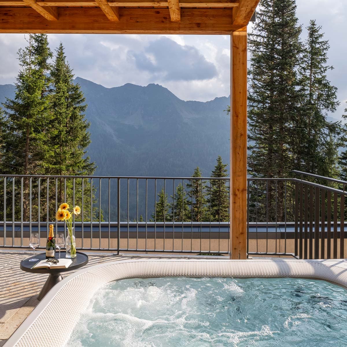 Chalet Abies — Whirlpool mit Alpenblick