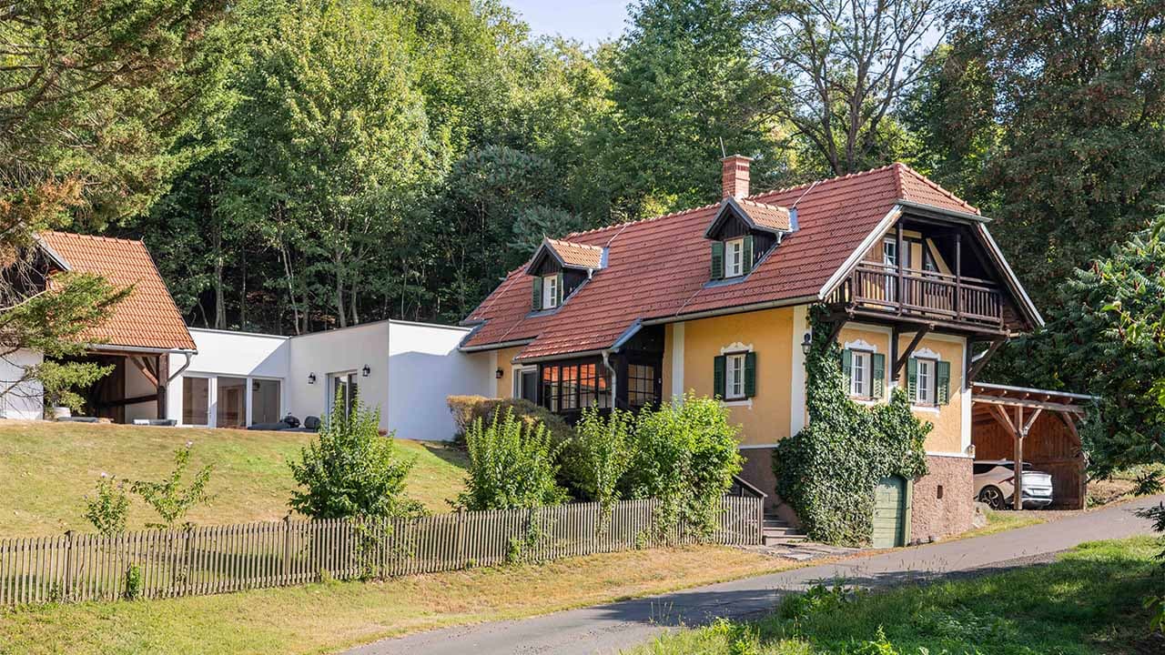 Traminerhaus Klöch — Gesamtansicht am Waldrand