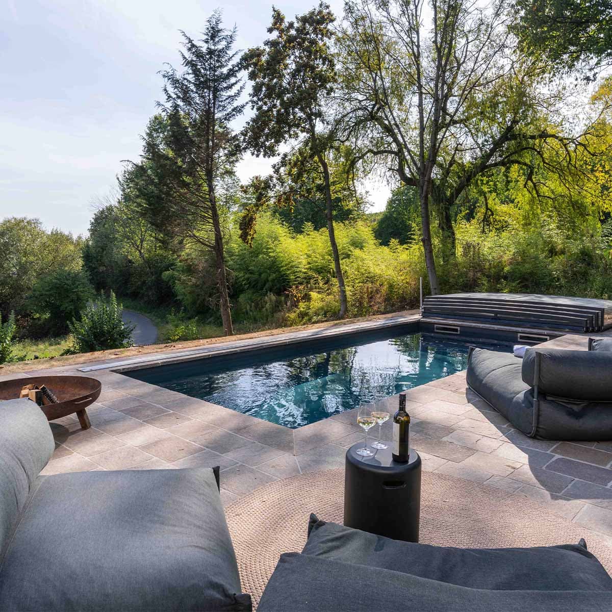 Pool mit Blick über die Klöcher Weinhügel