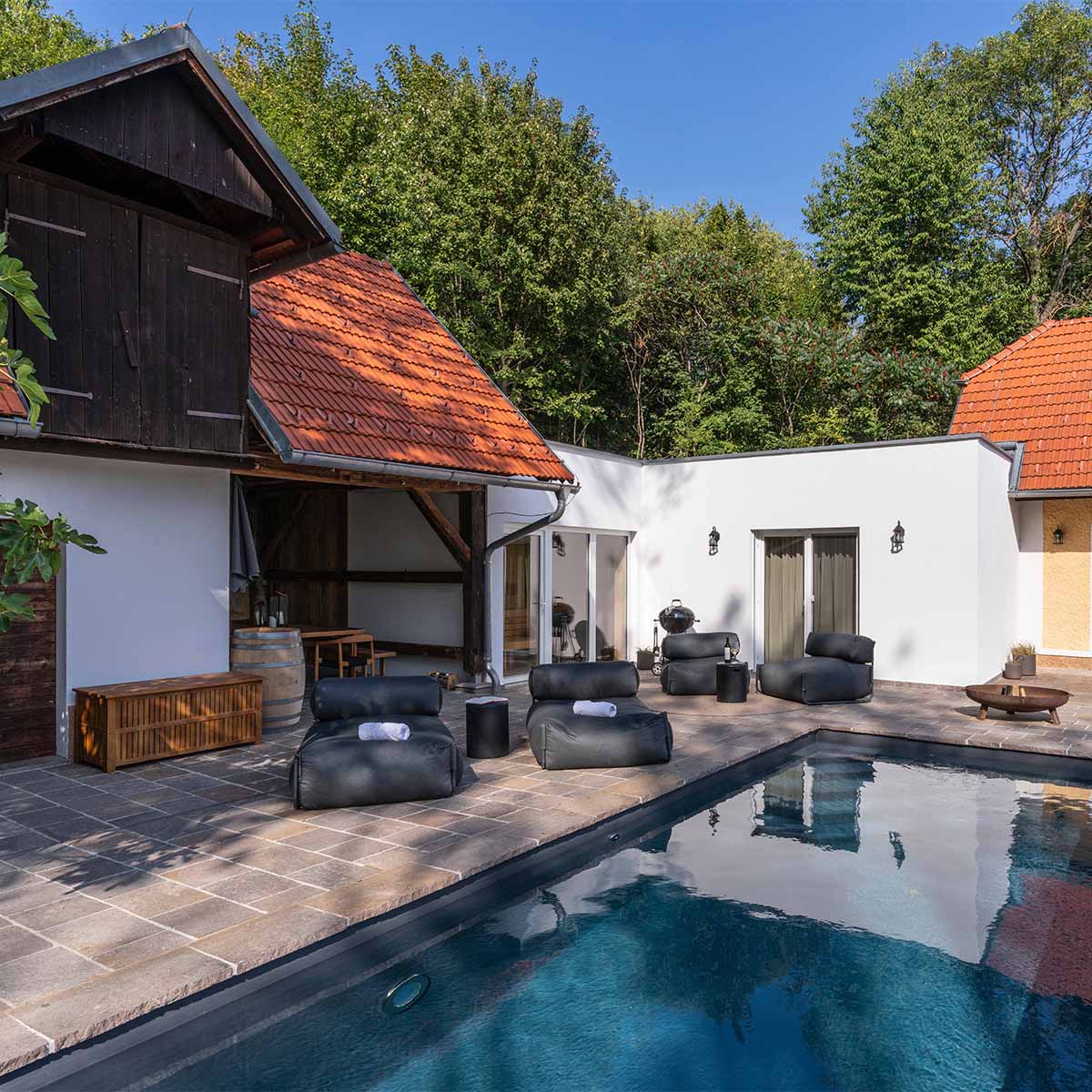 Poolterrasse mit Feuerschale & Liegen