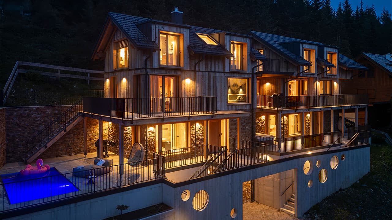 Chalet bei Nacht unterm Sternenhimmel